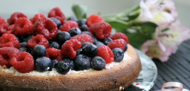 Быстрый бисквитный пирог с ягодами