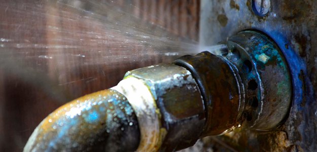 Emergency Leaking Pipe Services: What to Do When a Pipe Bursts