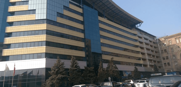 В центре Еревана открыли стрельбу около офиса экс-президента Армении