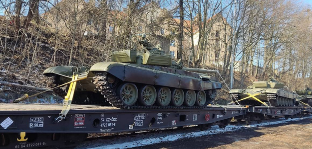 Нелетающие МиГи и поломанные гаубицы – словаки поделились с Киевом вооружением