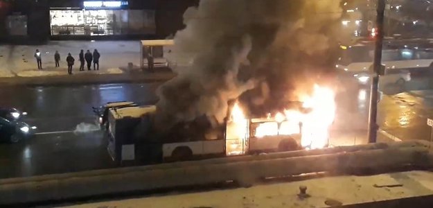 На юго-западе Петербурга сгорел троллейбус