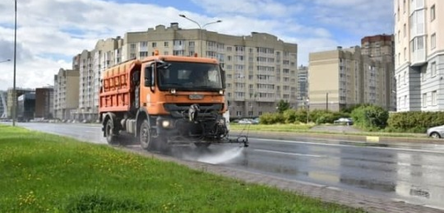 Зачем улицы города моют даже в дождь?