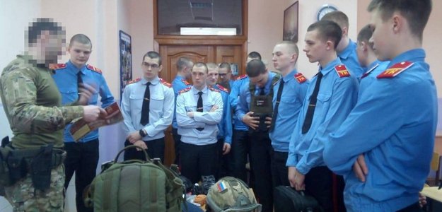 Урок мужества провели сотрудники СОБР «Корд» Росгвардии для томских кадет