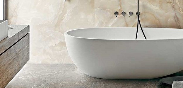 Ванная комната в белом цвете: как организовать красивый интерьер при помощи плитки?