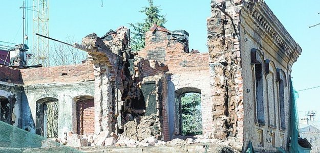«Под снос!» — питерские гиды показывают разрушающиеся памятники архитектуры