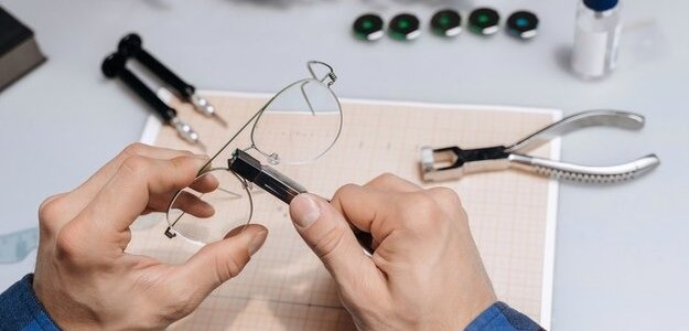 Why You Should Look for a Reliable Eyeglass Repair Shop?