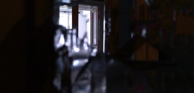 Вид на пустующую квартиру сквозь разбитое стекло в доме, что на фотографии «Вперед!» из вчерашнего поста