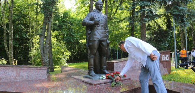Отреставрированный памятник "Воину-Победителю" открыли в Кузьминках
