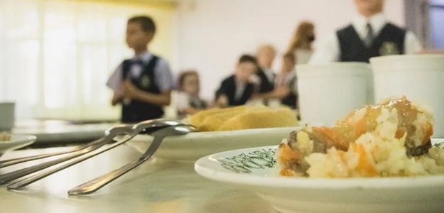 Буфет никакой, а еда несъедобная – школьники Колпинского голодают