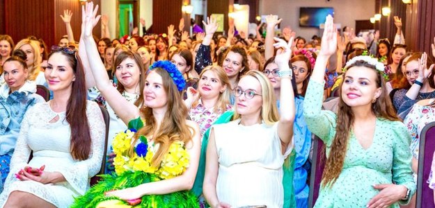 Будущие родители Москвы встретили лето в цветочных нарядах