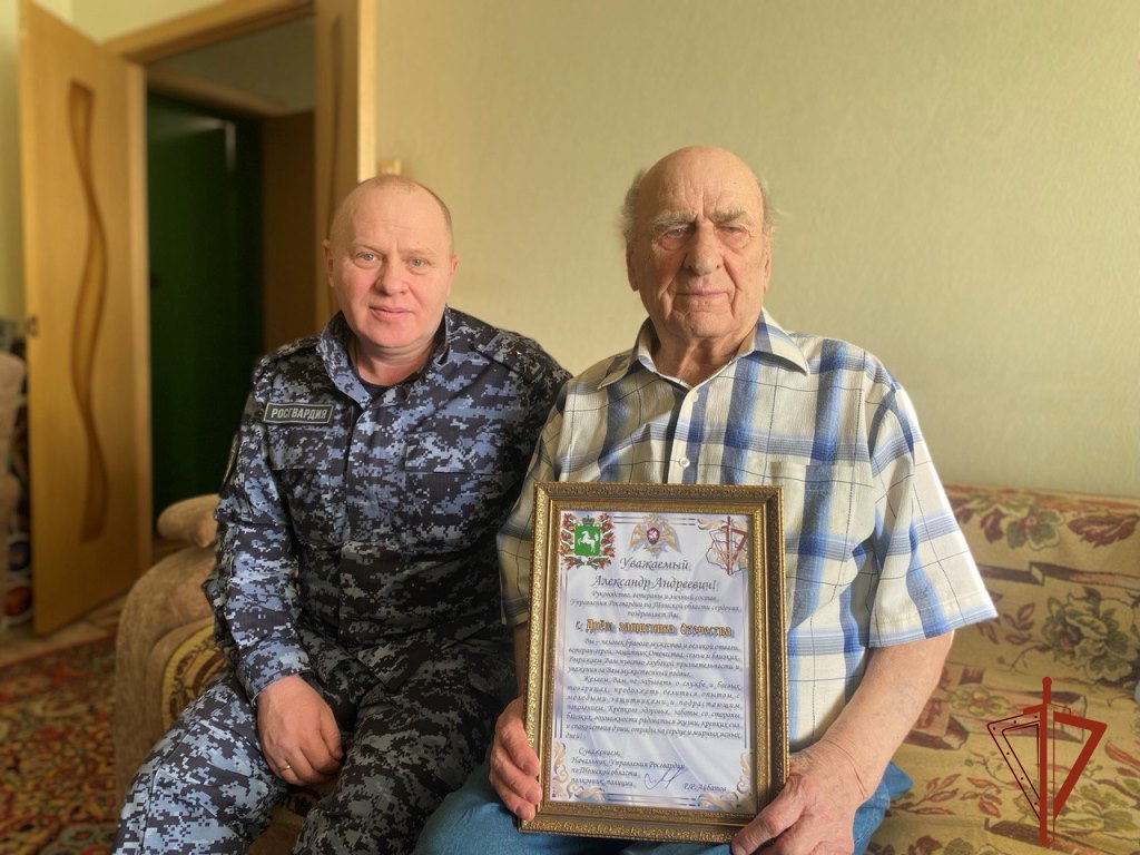 Росгвардия поздравила ветерана Великой Отечественной войны с Днем защитника Отечества