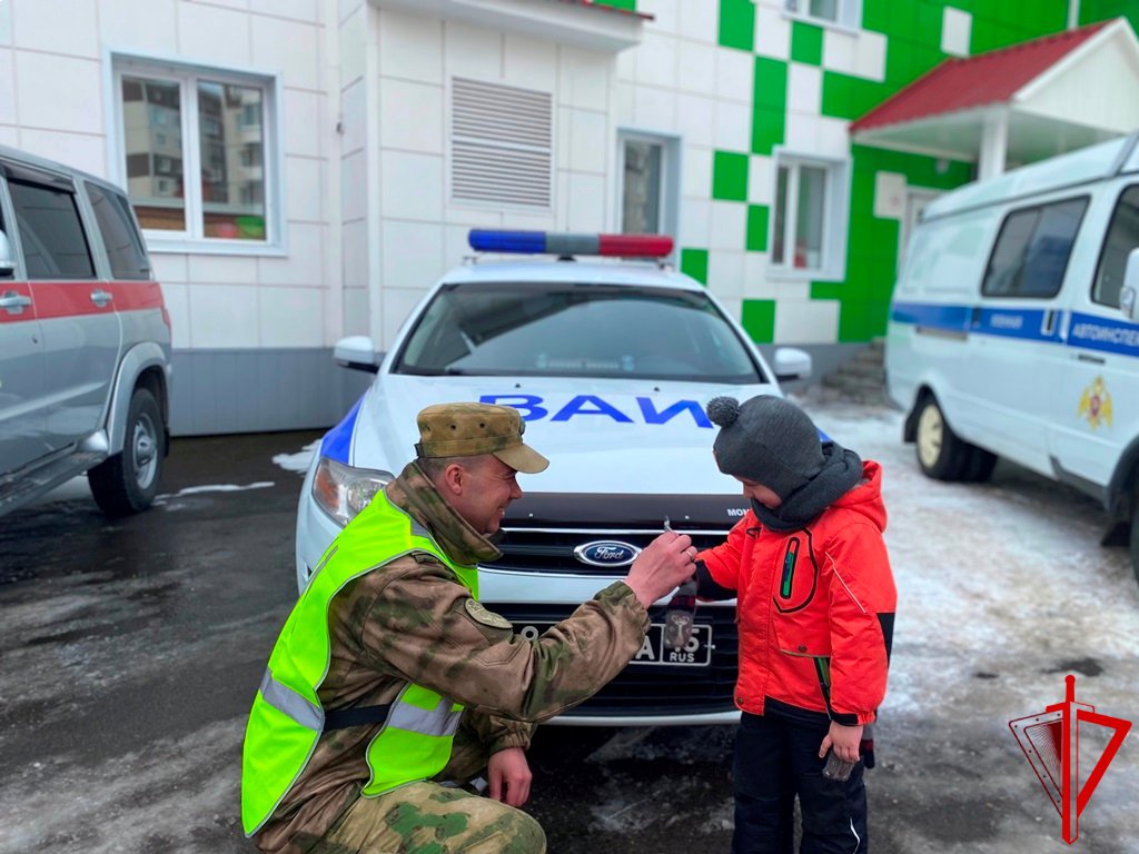 В Томской области инспекторы ВАИ Росгвардии рассказали детям о правилах  дорожного движения - ЗАКОНОВЕСТ