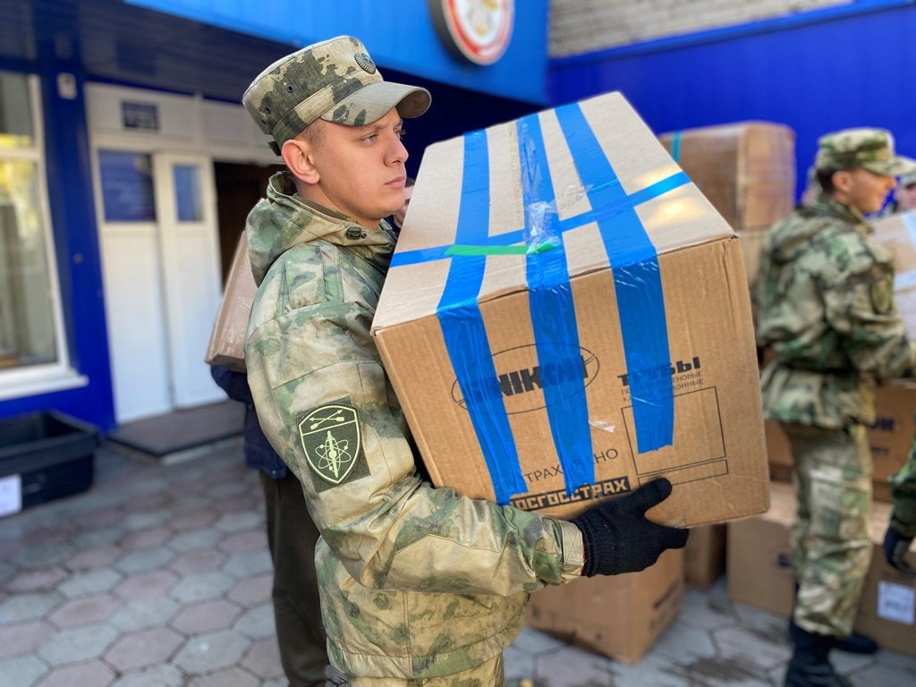 Помощь в погрузке гуманитарной помощи на Донбасс оказала Росгвардия в  Томской области - ЗАКОНОВЕСТ